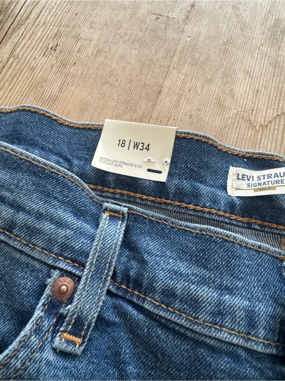 NWT Levi’s Denim High-Rise Frayed Hem Women's Shorts size 18 / 34 - Picture 7 of 9